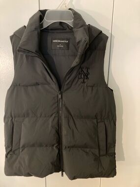 Mercer&Mettle Men's Black Quilted Puffer Vest with New York Yankees logo size S